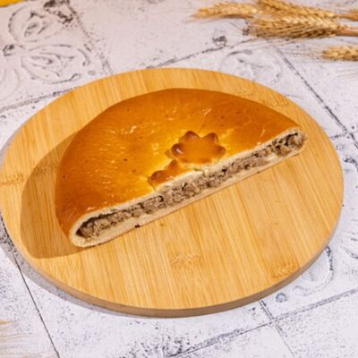 Половинка пирога с мясом в Пекарня Буханка по цене 670 ₽