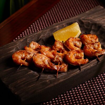 Шашлык из королевских креветок на шпажке в Маради по цене 1095 ₽