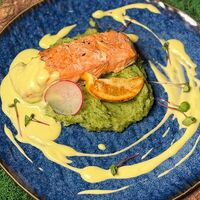 Стейк из семги с картофельным пюре со шпинатом в The FOREST restaurant