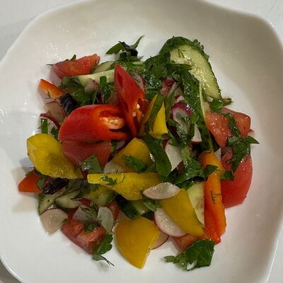 Овощной салат в Гостиный дворик по цене 430 ₽