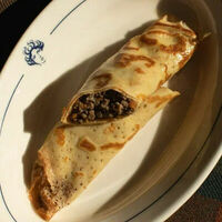 Креп с томленой говядиной и соусом грейви в Mamie bistro