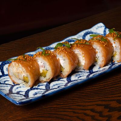 Ролл с креветкой темпура, лососем и манго в Ezo Izakaya по цене 890 ₽