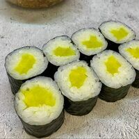 Ролл с такуаном в Fenix Sushi