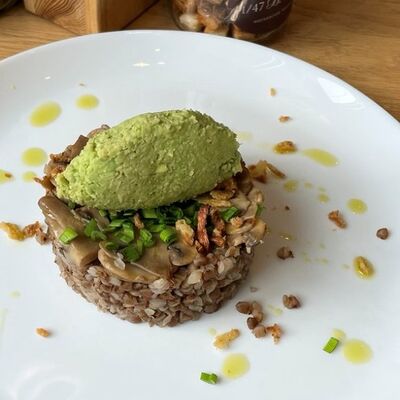 Гречка с гуакамоле, грибами и луком в 11/47 Bakery по цене 455 ₽