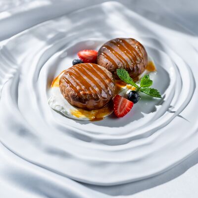 Сырники из топлёного молока с солёной карамелью в МОМО по цене 980 ₽