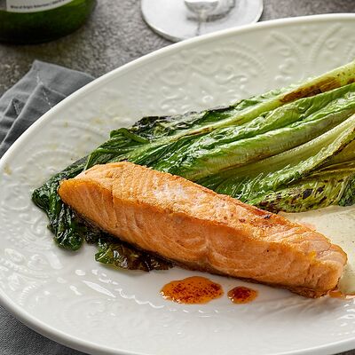 Стейк из лосося с романо на гриле и соусом каррив Lava по цене 1600 ₽