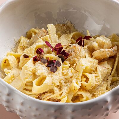 Фетучини с королевскими креветками в сливочном соусе в Avgust13 по цене 1490 ₽