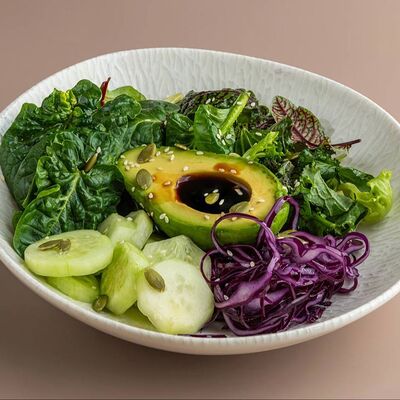 Здоровый салат с миксом свежей зеленив Истории по цене 580 ₽