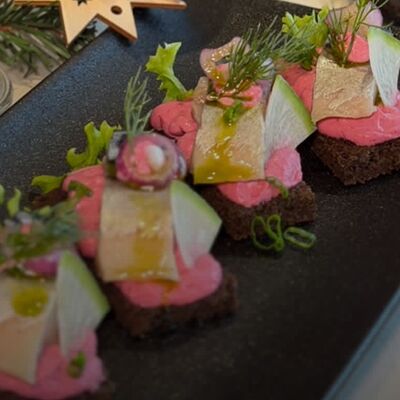 Смореброды со свекольно-ореховым кремом и зелёным лукомв Кинто по цене 610 ₽