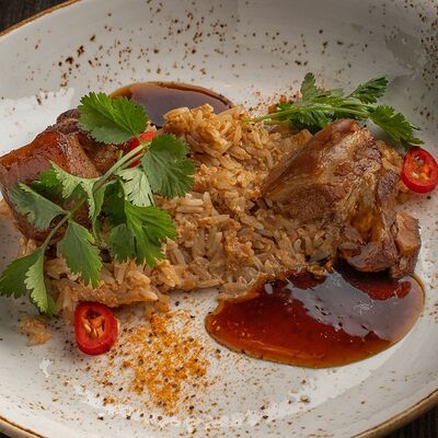 Пряная свиная грудинка в Лепрекон по цене 590 ₽