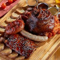 Большое мясное ассорти в BBQ Beer Restaurant