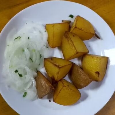 Картофель по-деревенски с луком в Каприз по цене 219 ₽