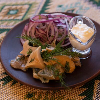 Грузди со сметаной и луком в Грузинский дом марабда по цене 455 ₽