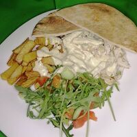 Шаверма на тарелке со свиным шашлыком в Pitstop