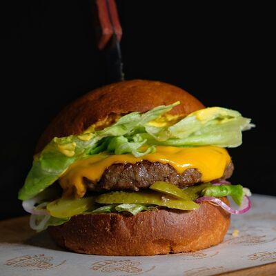 Бургер с котлетой из мраморной говядины в Крафтер по цене 850 ₽