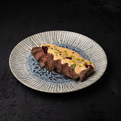 Фланк стейк с перечным соусом в Прага по цене 1190 ₽