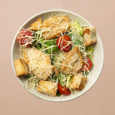 Цезарь с курицей в Романовская пекарня по цене 650 ₽