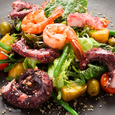 Теплый салат с осьминогом и креветками в Goodman по цене 790