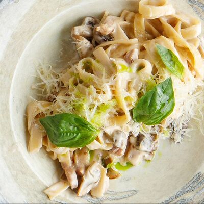 Тальятелле с копченой курицей и грибами в Кофейня №1 по цене 495 ₽