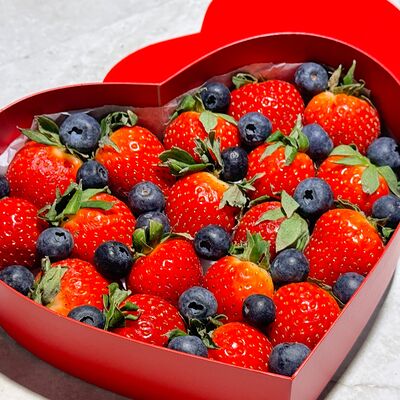 14 февраля Клубника и голубика в Клубника в шоколаде Simple Berry по цене 6578 ₽
