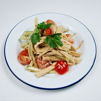 Спаржа с огурцами и помидорами в ореховом соусе в Китайка по цене 350 ₽