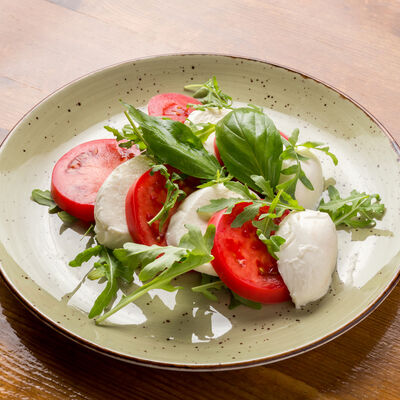 Салат Капрезе в Perbacco Italian Restobar по цене 830 ₽