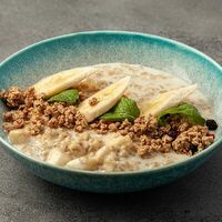 Каша овсяная с гранолой и бананом в БарБошко Вареничная