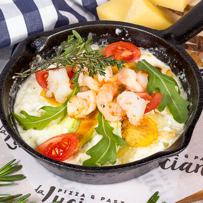 Сковородка с креветками и картофелем в Луиджи & Тосё по цене 429