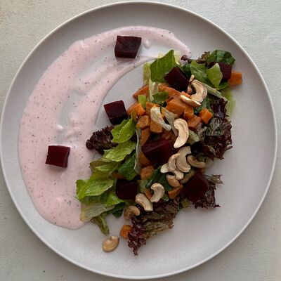 Салат с запеченным бататом, свеклой и греческим йогуртом в Lemon Tree на 25 октября 47 по цене 576 ₽