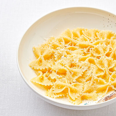 Фарфалле со сливочным маслом и сыром в Счастливы вместе по цене 410 ₽