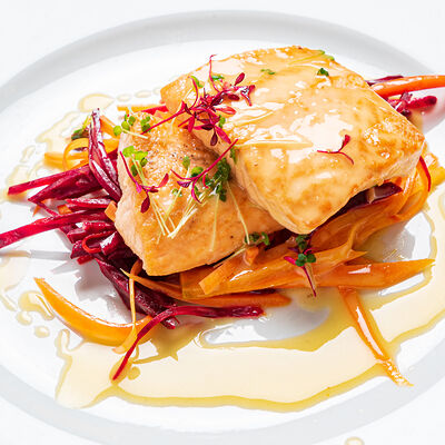 Филе лосося, припущенное в белом вине с овощами в Blackberry по цене 36 р.