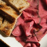 Ростбиф с брускеттой и трюфельным маслом в Torro Grill