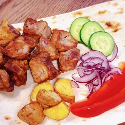 Шашлык из курицы с овощами на лаваше в Хинкали Хачапури у Чайки по цене 510 ₽