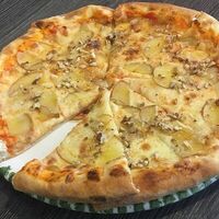 Пицца с грушей с сырным бортиком в Impasta Cafe