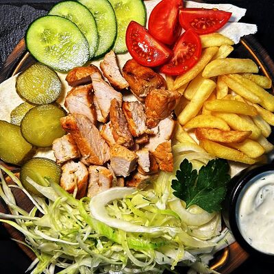Шаурма куриная на тарелке в Шашлыки и Шаурма по цене 489 ₽