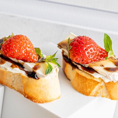 Брускетта Бри в KanapeFest по цене 2180 ₽