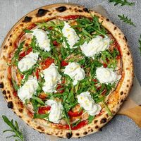 Баклажан, печеный перец и сыр страчателла в Искра Бистро