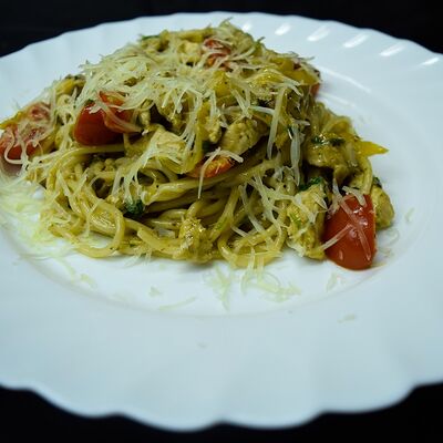 Паста с курицей, овощами и соусом песто в Pizza Fest по цене 269 ₽