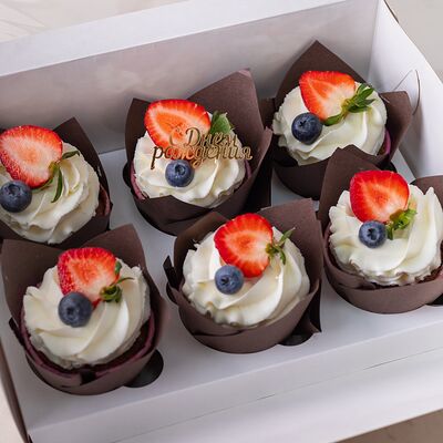 Набор капкейков с ягодамив Мамин Cake по цене 2100 ₽