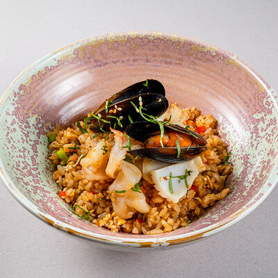 Жареный рис с морепродуктами в Планета Суши по цене 790 ₽