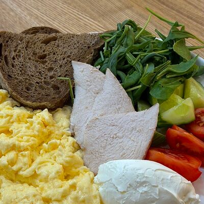 Скрембл с курицей или мортаделлой в Krems по цене 610 ₽