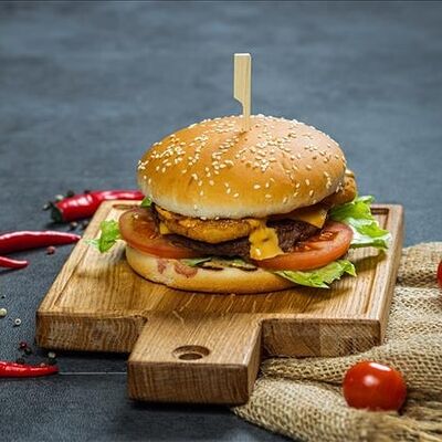 Фирменный бургер Счастливчик в Бургер удачи по цене 640 ₽