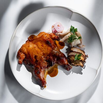 Цыпленок в азиатском барбекю с пюре из корня сельдерея в МОМО по цене 2650 ₽