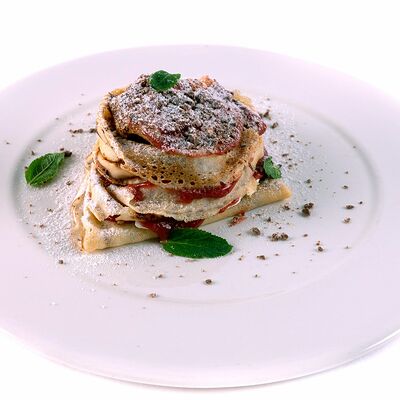 Блинчики с клубничным кули и сливочным кремом в Kitchen по цене 280