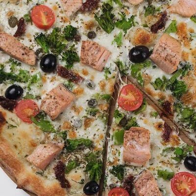 Пицца Горбуша с брокколи в Anima Pizza по цене 880 ₽