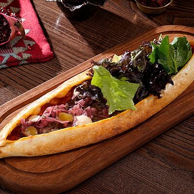 Пиде с пастрами и маринованным луком в Серкан по цене 690 ₽