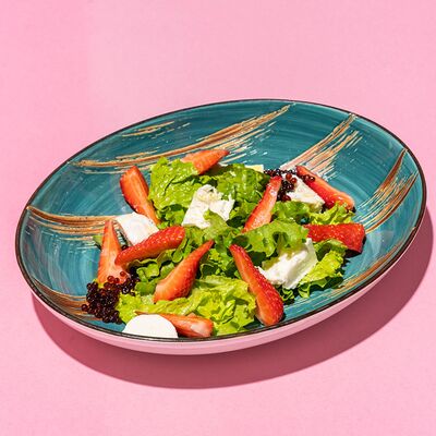 Моцарелла с клубникой и бальзамической икрой в Kiss по цене 515