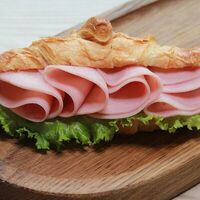 Круассан с ветчиной и сыром в Баффет