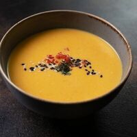 Тыквенный крем-суп с креветками, кокосовым молоком и карри в Абсолютъ