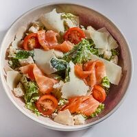 Салат Цезарь с лососем слабой соли в Сакура